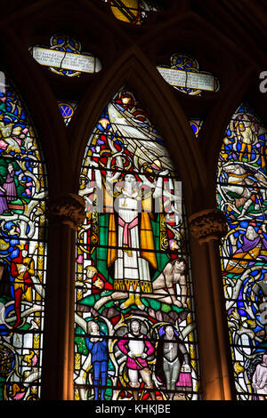 UK, London, Southwark Cathedral, William Shakespeare Memorial Glasfenster von Christopher Webb, Shakespeares Zeichen Stockfoto
