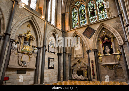 UK, London, Southwark Cathedral, Gedenkstätten im nördlichen Querschiff Stockfoto