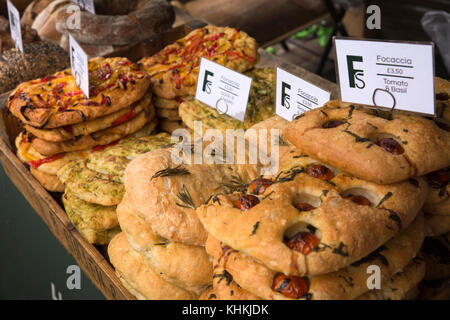 UK, London, Southwark, Borough Markt, Artisan Brot ausgeht, Focaccia Stockfoto