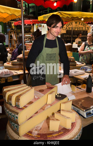 UK, London, Southwark, Borough Markt, Italienische Comte Käse zum Verkauf an Borough Cheese Company Abschaltdruck Stockfoto