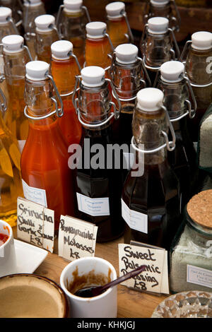 UK, London, Southwark, Borough Markt, drei Crown Square, Fitz Fine Food stall Flaschen Saucen und Dressings Stockfoto