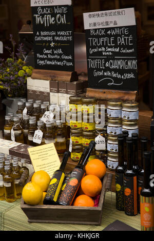 UK, London, Southwark, Borough Markt, drei Crown Square, Kroatische fine food Stall mit Zeichen in Englisch und Japanisch Stockfoto