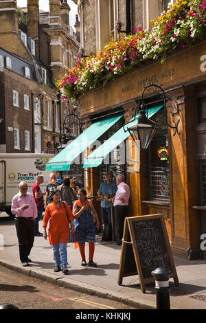 UK, London, Southwark, Stoney Street, floralen hängende Körbe außerhalb Southwark Tavern Stockfoto