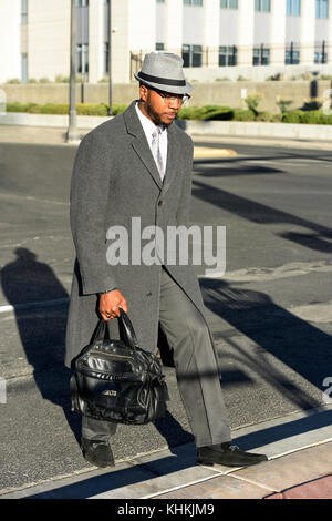 Schwarze amerikanische Geschäftsmann draußen auf einer städtischen Straße der Innenstadt. Stockfoto