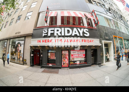 TGI Fridays Restaurant oder Diner, Fifth Avenue, Manhattan, New York City, Vereinigte Staaten von Amerika. Stockfoto