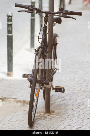 Altes Fahrrad auf der Straße geparkt. Stockfoto