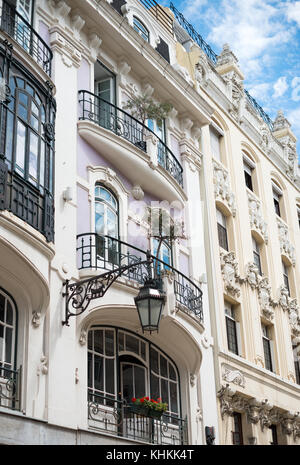 Fassade eines alten Apartmentgebäudes mit Balkonen. Stockfoto