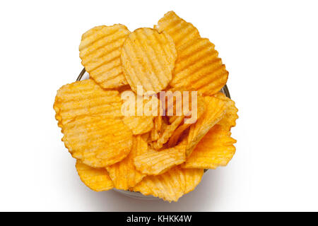 Gerippte Kartoffelchips mit Gewürzen auf weißem Hintergrund Stockfoto