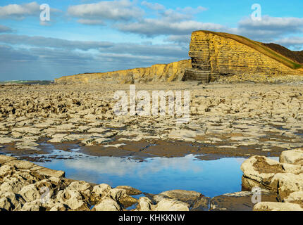 Nash Point Beach Glamorgan Heritage Coast South Wales mit einem Rock Pool im Vordergrund anzeigen Reflexionen der Wolken und Himmel. Stockfoto