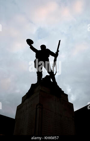 Shrewsbury Kriegerdenkmal. eine Statue eines Soldaten mit Gewehr und Helm gegen den Himmel Silhouette Stockfoto