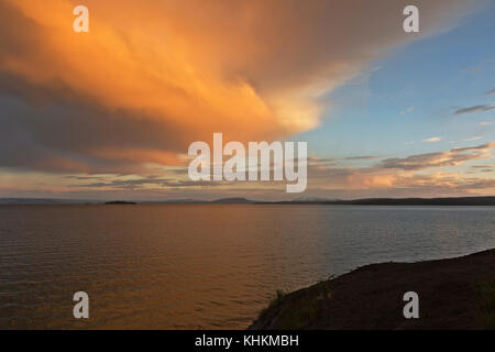 Wy 02622-00 ... Wyoming - Sonnenuntergang an einem stürmischen Tag vom Ufer des Yellowstone Lake am Lake Village im Yellowstone National Park. Stockfoto