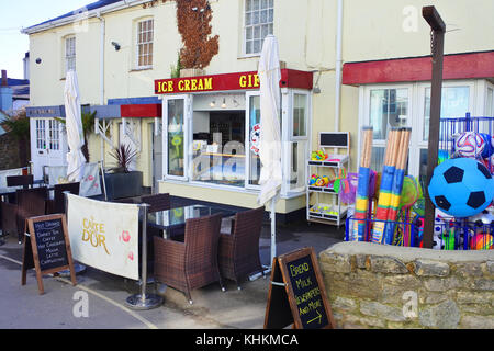Agift-Shop mit Außenausstellungen in Lulworth Cove, Dorset, Großbritannien - John Gollop Stockfoto
