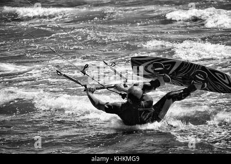 Eine Kitesurfer reitet die Wellen Stockfoto