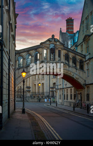 Am Abend über die "Seufzerbrücke"-crossover Brücke über New College Lane in Hertford College, Oxford, England Stockfoto