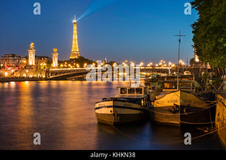 Kähne am Ufer des Flusses Seine mit Eiffelturm, Paris, Ile-de-France, Frankreich Stockfoto