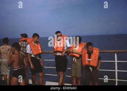 Touristen versammeln sich zu einer Life Jacket-Übung auf dem Schiff SS Ryndam, von Holland America Line, 1968. Stockfoto