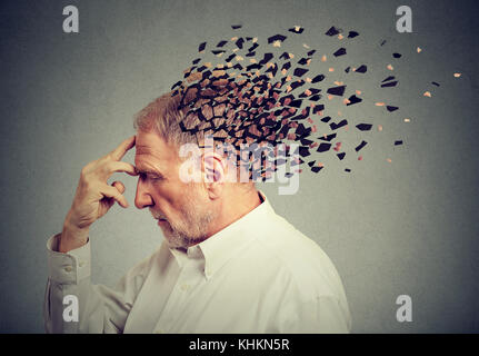 Gedächtnisverlust durch Demenz. Ältere Menschen verlieren Teile der Kopf als Symbol der verringerten Verstand Funktion. Stockfoto