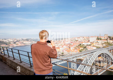 Porto, Portugal, September 24, 2017: Mann fotografieren mit Telefon Luftbild auf der Luis Brücke über den Fluss Douro in Porto in Portugal Stockfoto