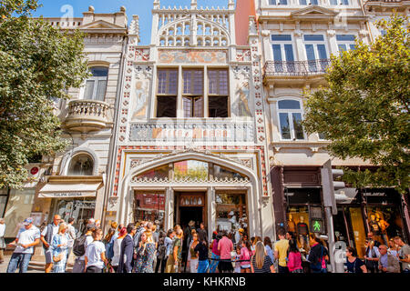 Porto, Portugal, September 24, 2017: Blick auf den Lello Buchhandlung Fassade mit Touristen warten auf den Eingang. Es ist eine der ältesten Buchhandlungen in Stockfoto