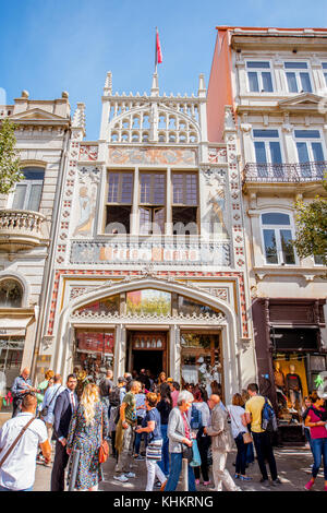 Porto, Portugal, September 24, 2017: Blick auf den Lello Buchhandlung Fassade mit Touristen warten auf den Eingang. Es ist eine der ältesten Buchhandlungen in Stockfoto