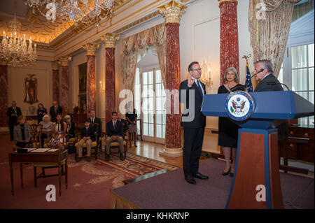 Stellvertretender Staatssekretär John Sullivan amtiert die Vereidigung von Botschafter - an das US-Außenministerium in Washington, D.C. zu benennen das Königreich Bahrain Justin Hicks Siberell am 3. November 2017. Stockfoto