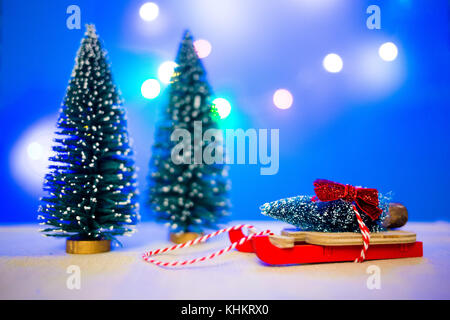 Weihnachten mit Weihnachtsbaum auf der Oberseite mit Bäumen Stockfoto