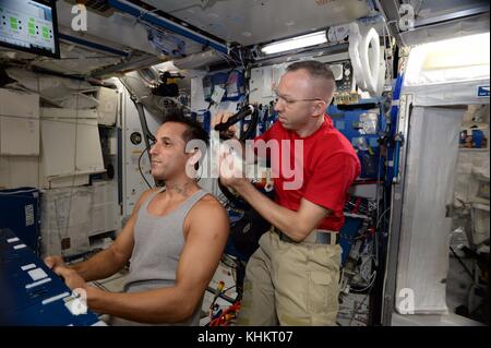 Expedition 53 amerikanische Astronaut Randy Bresnik, rechts, gibt einen Haare schneiden Joe Acaba an Bord der Internationalen Raumstation für die Lagerung 5. November zu Astronaut, 2017 in der Erdumlaufbahn. Stockfoto