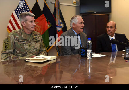 Us-Staatssekretär Rex Tillerson, flankiert von Botschafter Hugo Llorens, spezielle Geschäftsträger der US-Botschaft in Kabul und General John W. Nicholson Jr., Adressen Reporter an der Flughafen Bagram in Afghanistan am 23. Oktober 2017. Stockfoto