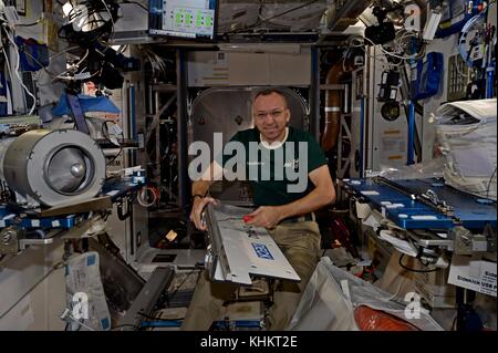 Expedition 53 amerikanische Astronaut Randy Bresnik funktioniert nach der Installation von Rohrleitungen und Lüfter für künftige kommerzielle Fahrzeuge Crew an Bord der internationalen Raumstation am 17.November, 2017 in der Erdumlaufbahn. Stockfoto