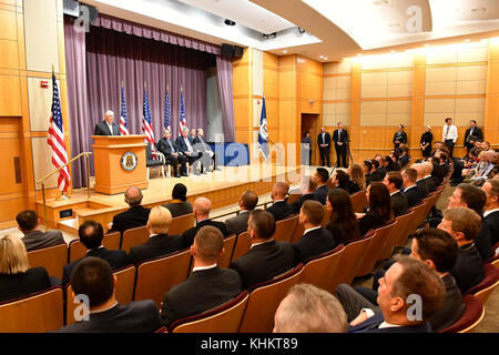 Us-Staatssekretär Rex Tillerson liefert Erläuterungen an die 139 diplomatischen Sicherheit Basic Special Agent Klasse Staffelung des US-Außenministeriums, in Washington, D.C. am 18. Oktober 2017. Stockfoto