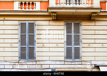 Zwei Windows herunterfahren mit blauen Fensterläden. Teil eines der Gebäude in Rom. Stockfoto