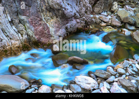 Ein kleiner Bach in einer bergigen Gegend Griechenlands, geschossen mit langen Belichtungszeiten ein unscharfes Wirkung auf das fließende Wasser zu schaffen. Stockfoto