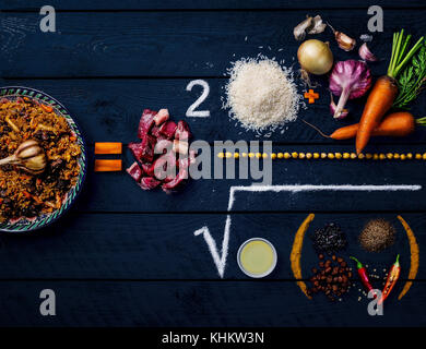 Pilav und Zutaten. Wie zu kochen Pilav. zentral-asiatische Küche - Plov. nach oben Blick auf dunklem Hintergrund. Stockfoto