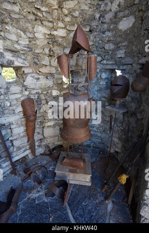 Suite von Armor in Castello di Vezio Wachtturm, Varenna, Lecco, Lombardei, Italien. Stockfoto