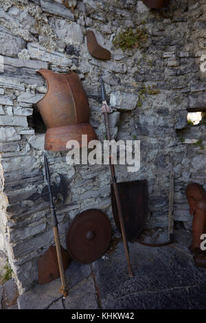 Suite von Armor in Castello di Vezio Wachtturm, Varenna, Lecco, Lombardei, Italien. Stockfoto