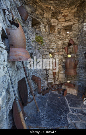 Suite von Armor in Castello di Vezio Wachtturm, Varenna, Lecco, Lombardei, Italien. Stockfoto