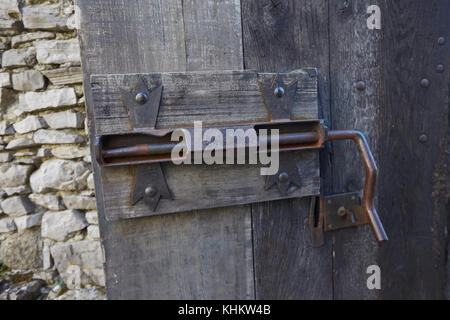 Die hölzernen Innenhof Türverriegelung, das Castello di Vezio, Varenna, Comer See, Italien. Stockfoto