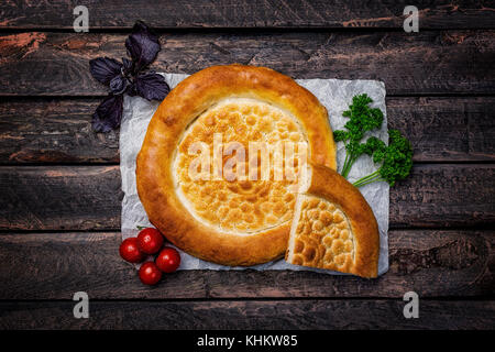 Traditionelle tandyr Brot in Zentralasien auf einer hölzernen Hintergrund. Ansicht von oben. Stockfoto