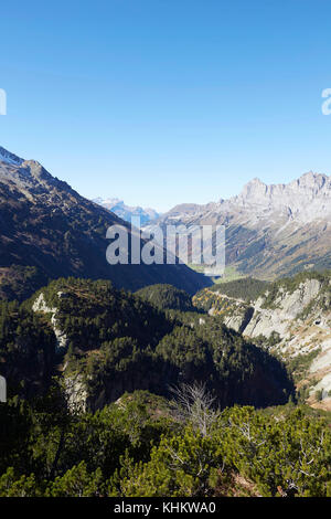 Blick von der Sustenpass eröffnet 1945 links Reuss Valle, Gotthard Berg mit dem Haslital im Berner Overland & Gurtnellen Dorf im Kanton Uri Stockfoto