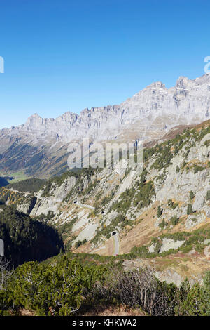 Blick von der Sustenpass eröffnet 1945 links Reuss Valle, Gotthard Berg mit dem Haslital im Berner Overland & Gurtnellen Dorf im Kanton Uri Stockfoto