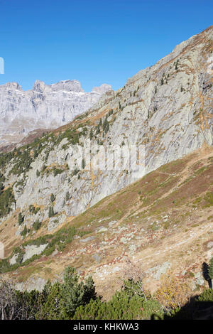 Blick von der Sustenpass eröffnet 1945 links Reuss Valle, Gotthard Berg mit dem Haslital im Berner Overland & Gurtnellen Dorf im Kanton Uri Stockfoto