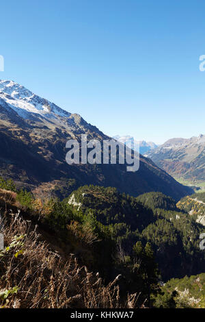 Blick von der Sustenpass eröffnet 1945 links Reuss Valle, Gotthard Berg mit dem Haslital im Berner Overland & Gurtnellen Dorf im Kanton Uri Stockfoto