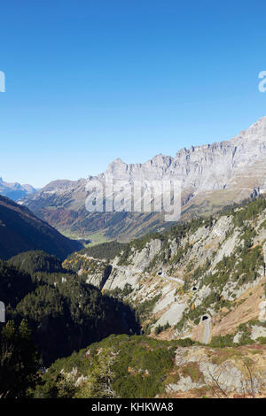 Blick von der Sustenpass eröffnet 1945 links Reuss Valle, Gotthard Berg mit dem Haslital im Berner Overland & Gurtnellen Dorf im Kanton Uri Stockfoto