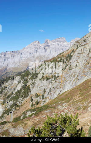 Blick von der Sustenpass eröffnet 1945 links Reuss Valle, Gotthard Berg mit dem Haslital im Berner Overland & Gurtnellen Dorf im Kanton Uri Stockfoto