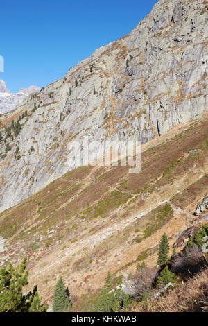 Blick von der Sustenpass eröffnet 1945 links Reuss Valle, Gotthard Berg mit dem Haslital im Berner Overland & Gurtnellen Dorf im Kanton Uri Stockfoto