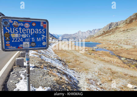 Wegweiser auf dem Sustenpass, 2224 m, Sustenpass, Schweizer Alpen, Schweiz. Stockfoto