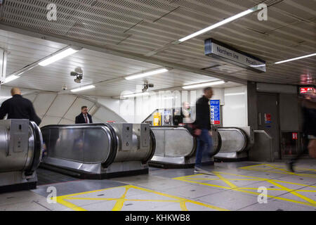 Eine allgemeine Ansicht der Rolltreppe in der U-Bahnstation Kings' Cross St Pancras, die ursprünglich 1987, vor dem 30. Jahrestag des Brandes, in Brand geraten war. Stockfoto