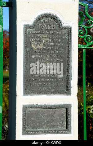 Priory Park Gates vor kurzem restauriert. Victoria Avenue, Southend On Sea, Essex. Von RA Jones zu der Gemeinde Southend durch Herzog von York geöffnet dargestellt Stockfoto