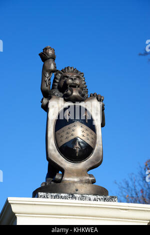 Priory Park Gates vor kurzem restauriert. Victoria Avenue, Southend On Sea, Essex. Von RA Jones zu der Gemeinde Southend durch Herzog von York geöffnet dargestellt Stockfoto