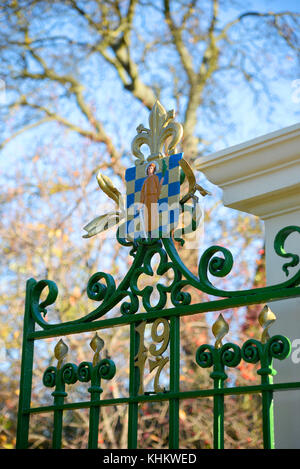 Priory Park Gates vor kurzem restauriert. Victoria Avenue, Southend On Sea, Essex. Von RA Jones zu der Gemeinde Southend durch Herzog von York geöffnet dargestellt Stockfoto